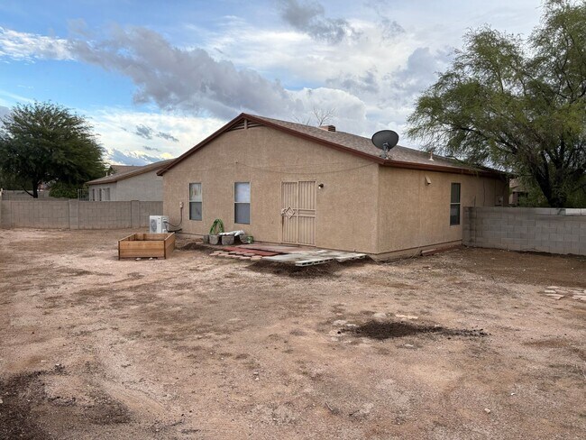 Building Photo - Charming 3 Bedroom 2 Bath Family Home in South Tucson