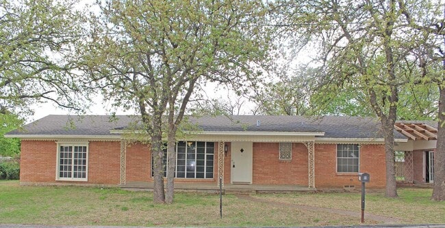 Primary Photo - Great 2 Bdrm 1 Bath Home in Sanger Tx