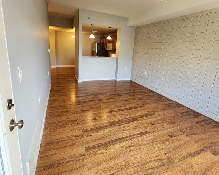 7 living room - 400 N Richmond St