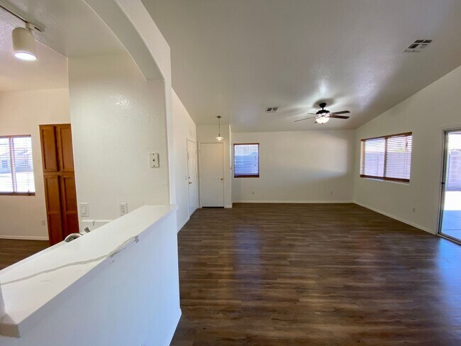 Building Photo - 3 Bed 2 Bath Corner Lot
