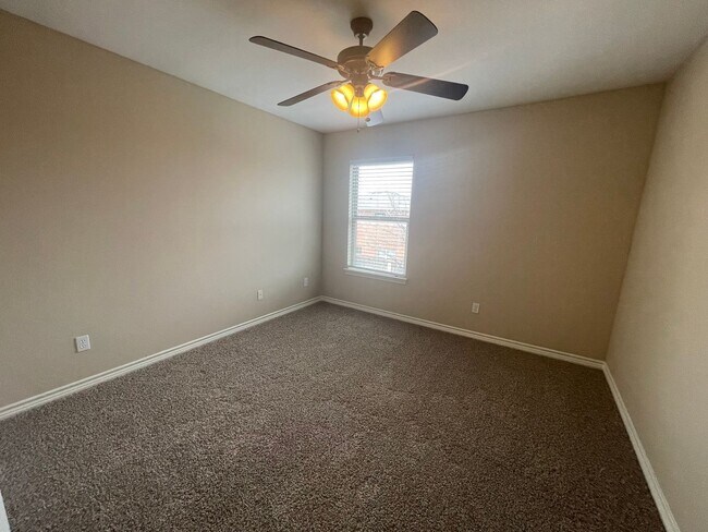 Building Photo - | 3BR/2.5BA Townhome | 18' Ceilings | Granite | Garage | Lawn Care Incl | Benbrook TX 76116