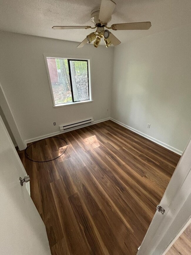 Building Photo - Beautifully remodeled 3 bedroom home in an...