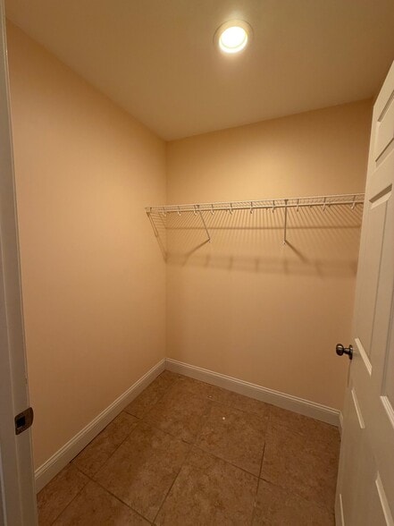 Building Photo - 9 Jenna Ln