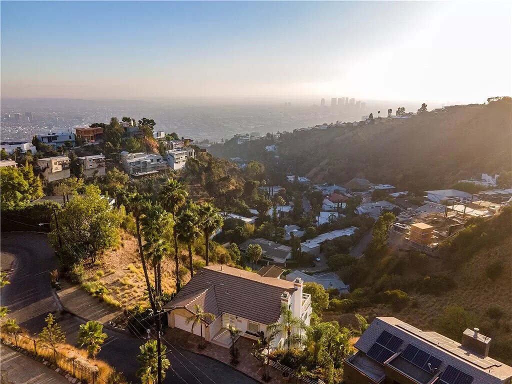 Building Photo - 2019 Sunset Plaza Dr