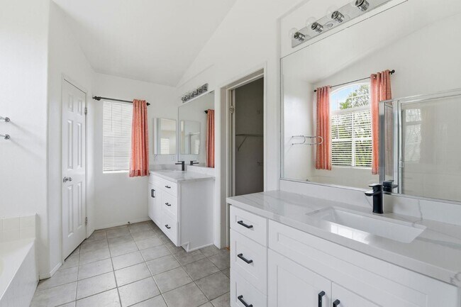 Building Photo - 125 Macademia Ln