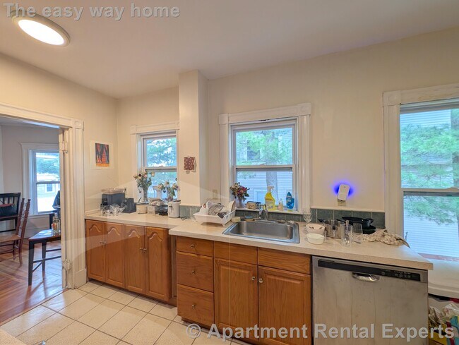 Building Photo - 16 Curtis Ave