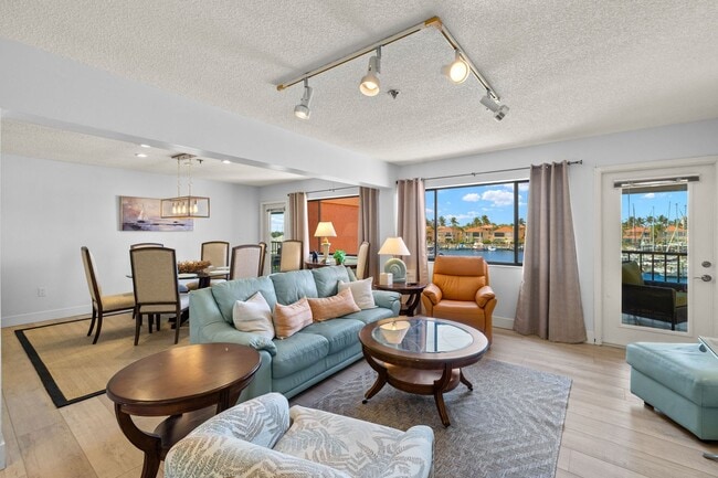 Building Photo - Furnished Huge Double sized Condo Overlook...