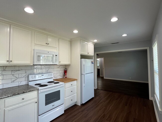 Building Photo - CENTRAL CITY TWO BEDROOM ONE BATH HOUSE!