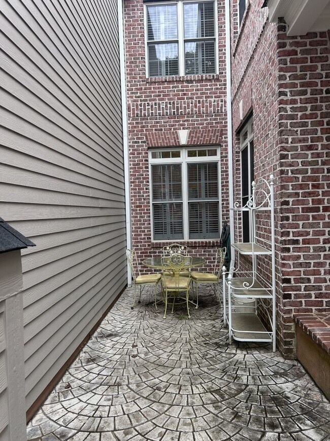 Building Photo - 212 Village Walk Ln