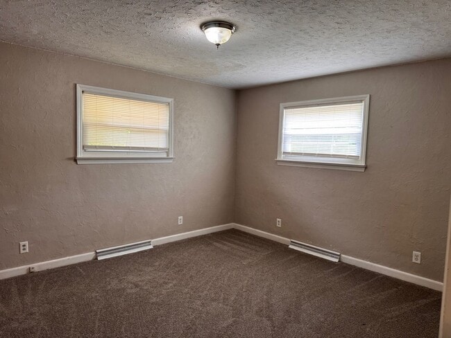 Building Photo - 2 BED, 2 BATH BRICK HOME LOCATED IN ASHEBORO!