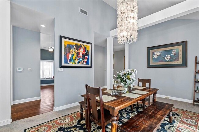 Building Photo - 632 Village Ln S