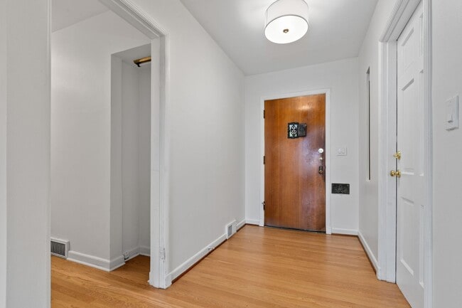 Building Photo - 4bd/2ba Seattle Home