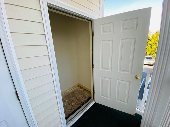 Storage Shed - 514 White River Dr