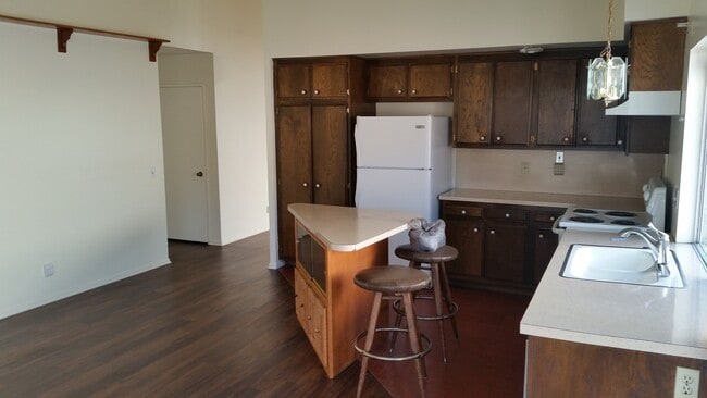 Building Photo - Mission Oaks Home