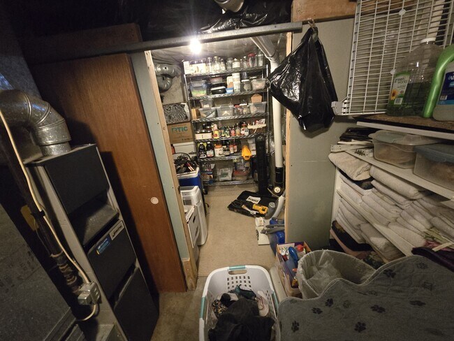 Building Photo - 417 E Tamarack St