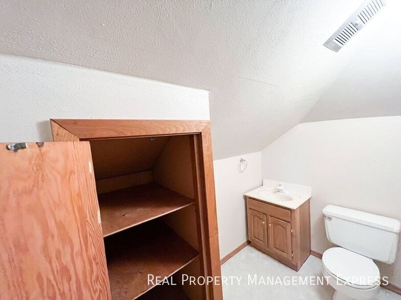 Building Photo - 3 Bed 1.5 Bath Near Downtown Sioux Falls