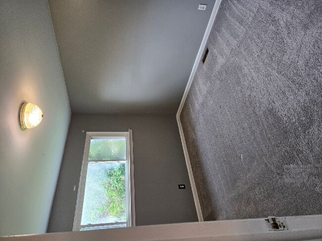 Building Photo - 3 bed 1 bath brick ranch - Available now!