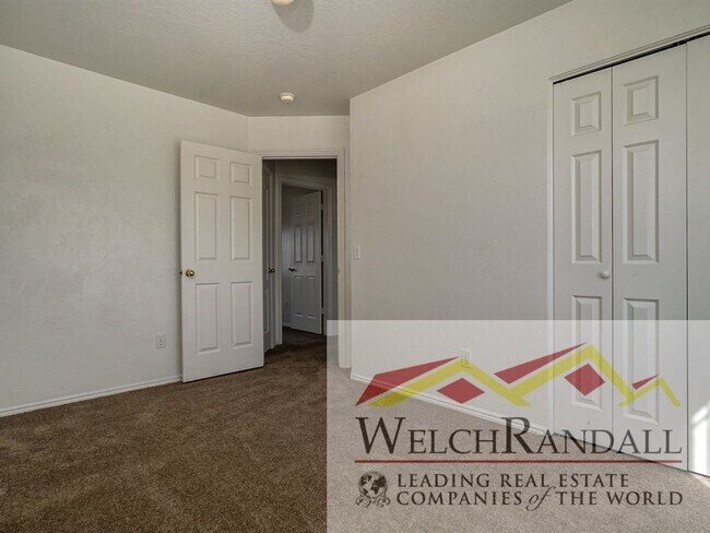 Building Photo - 5 Bedroom Riverdale Home.