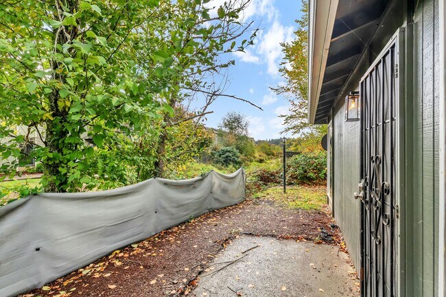 Building Photo - 1628-1628 Madras St SE