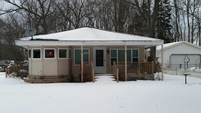 Building Photo - Charming Corner Lot House in Cadillac, Mic...