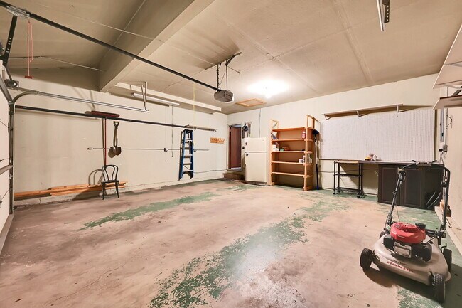 Building Photo - $2,895.00, 4 bed, 3.5 bath, located in Col...
