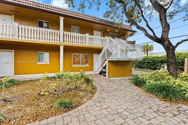 Building Photo - 2323 Van Buren St