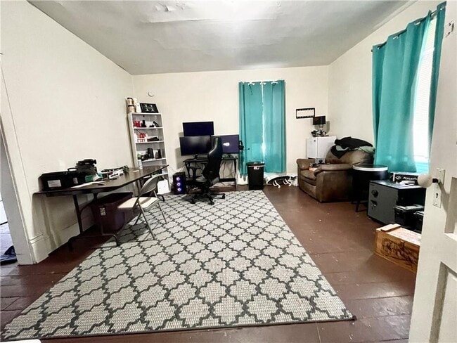 Building Photo - 4 bed 2 bath available June 1st