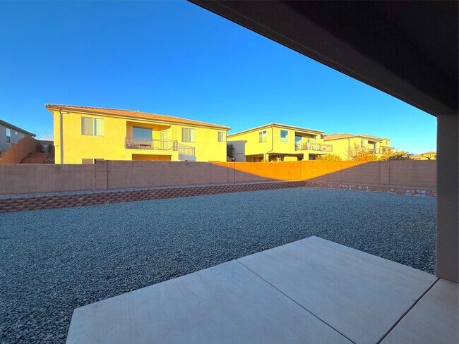 Building Photo - 505 E Ruby Pl