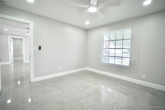 Building Photo - 917 SE 15th Ct