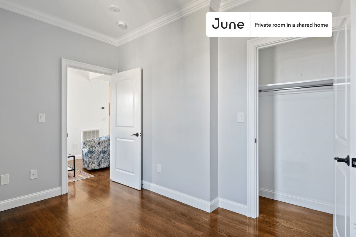 Building Photo - Room in Shared 4 bed/1.5 bath home