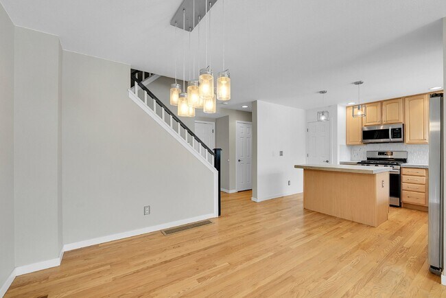 Building Photo - $2,925.00 - 3-bed, 3.5 bath Townhome with Finished Basement and Fireplace in Broomfield!