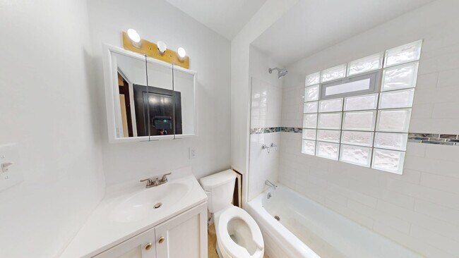 Building Photo - 2 bedroom/1 bath (upper unit)- 1ST MONTH FREE IF LEASE SIGNED BY 10/15