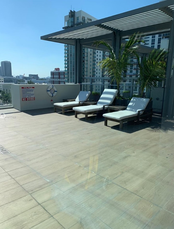 Building Photo - 321 NE 26th St