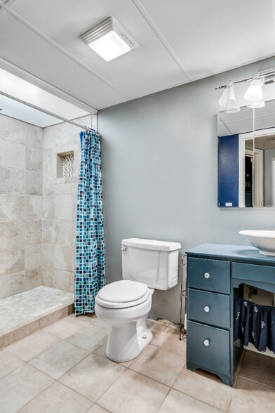 Building Photo - 6367 Zinnia Ln N