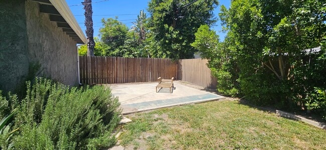 Building Photo - 2 Bed / 1 Bath Home with Gorgeous Backyard...