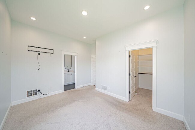 Building Photo - Stunning 5-Bed, 3-Bath Home in a Desirable...