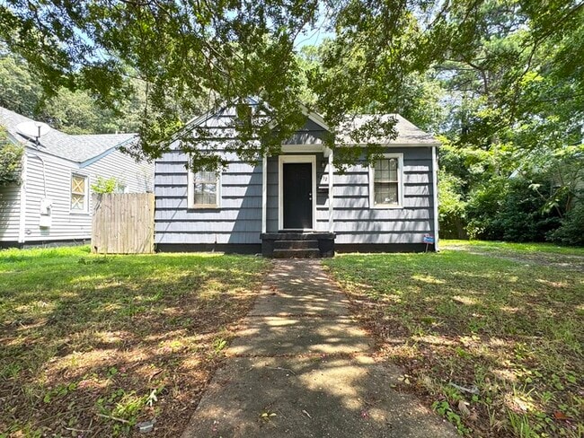 Building Photo - Charming Two-Bedroom Single Family Home with Detached Garage
