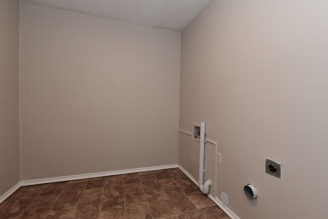 Building Photo - 1103 Pecan Ave