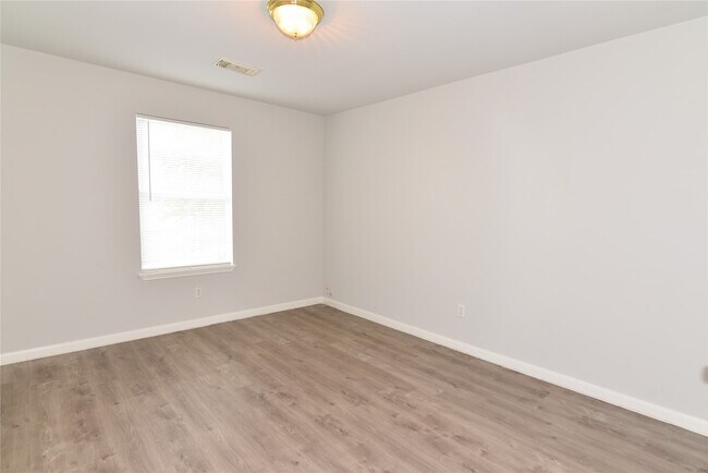 Building Photo - 6807 Turtlewood Dr