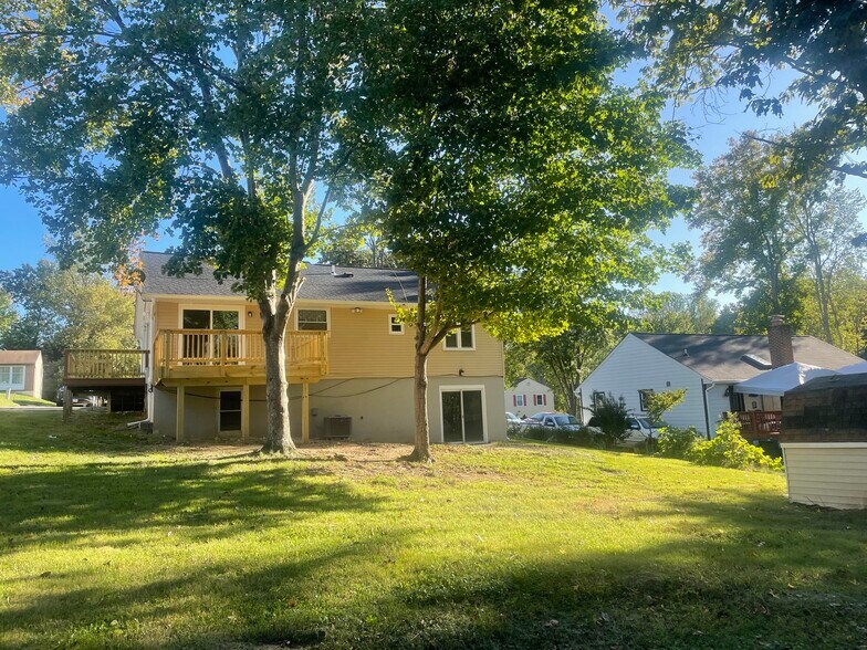 Building Photo - 221 Fallsway Ln