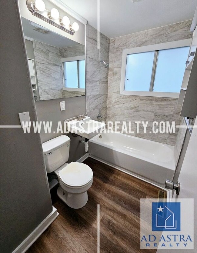 Building Photo - 3 Bedroom 1 Bathroom Home in Gladstone-Ava...
