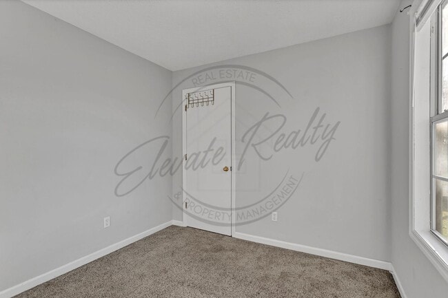 Building Photo - Three Bedroom, Two Level Duplex for Rent!