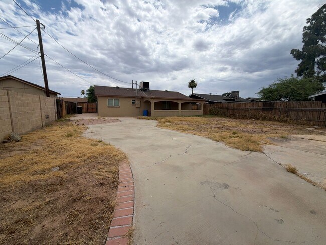 Building Photo - 5810 W Earll Dr