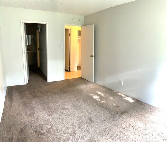 Building Photo - 1350 Golden Cir