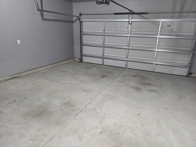 Building Photo - Corner Lot Rental Home with 4BR/2.5BA, Ful...