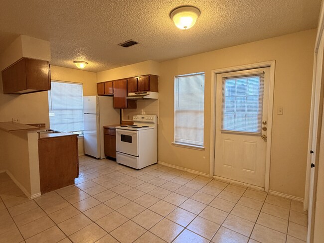 Building Photo - Bright & Inviting 2-Bedroom Duplex in a Highly Desirable Central Location