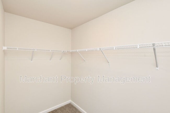 Building Photo - 27 English Ct