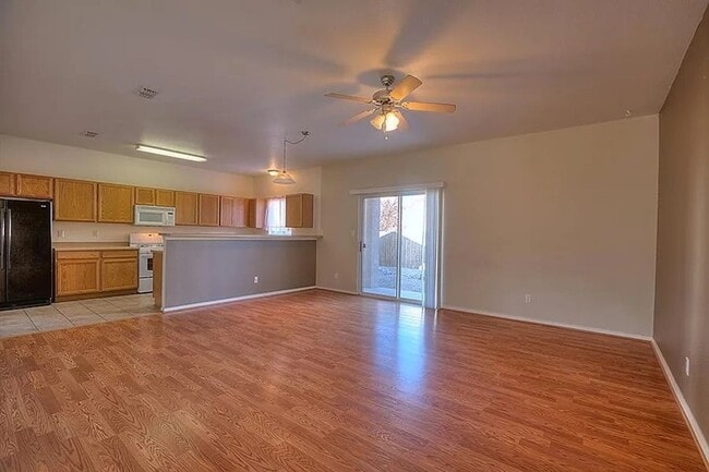 Building Photo - 3 bed 2 bath single level home