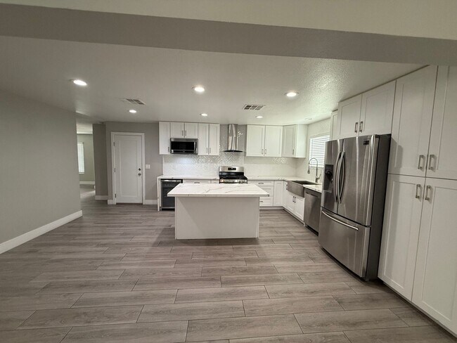 Building Photo - Modern Remodeled Home in Spring Valley
