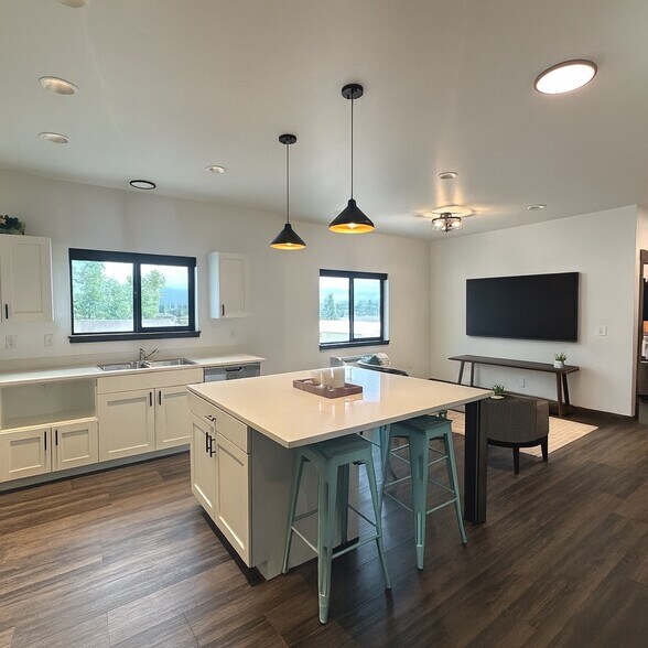 Building Photo - 1010 Baker Ave